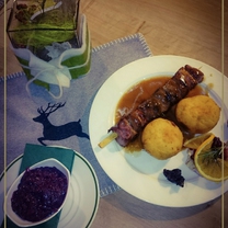 Flugentenfilet am Spieß - mit Preiselbeerkrapfen, Orangensaftl und Blaukraut/Jagdhaus Schmidhammer